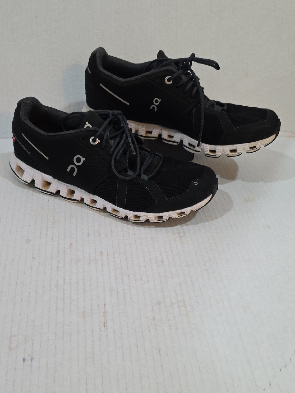 On Cloud Running Women's Black And White Athletic Shoes Size 8.5